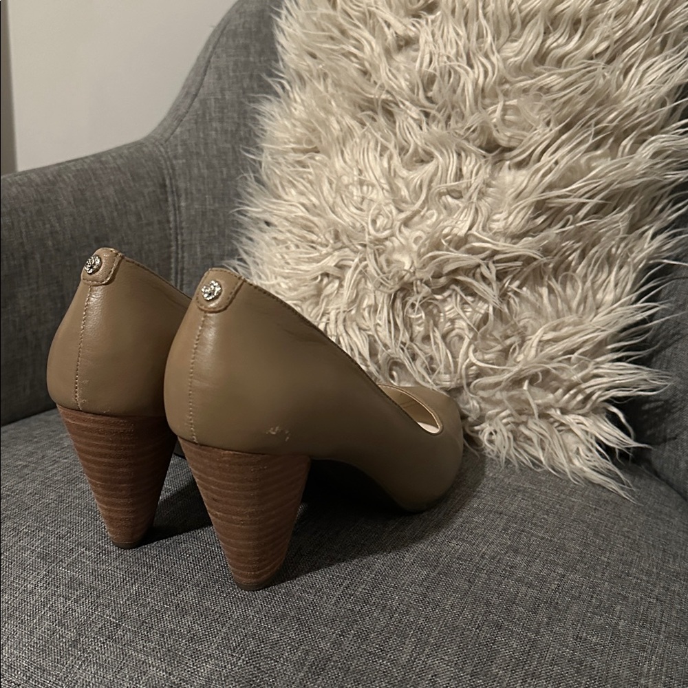 Anne Klein Beige Pumps - Picture 2 of 5